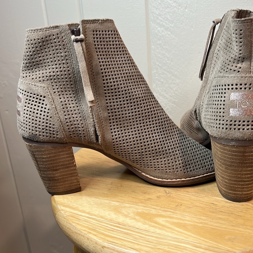 TOMS SUEDE LEATHER CHELSEA BOOTS - Picture 7 of 11